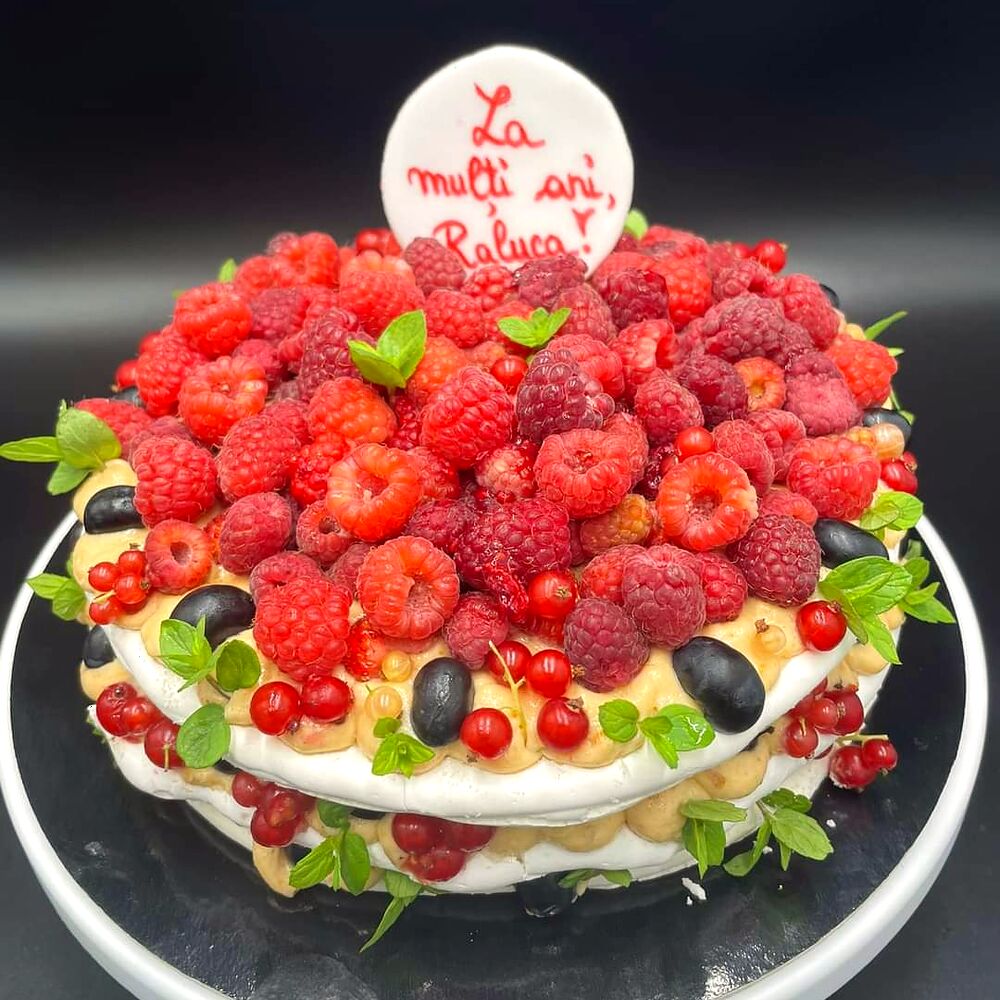 Torturi cu fructe de pădure și siglă Sweet Tooth