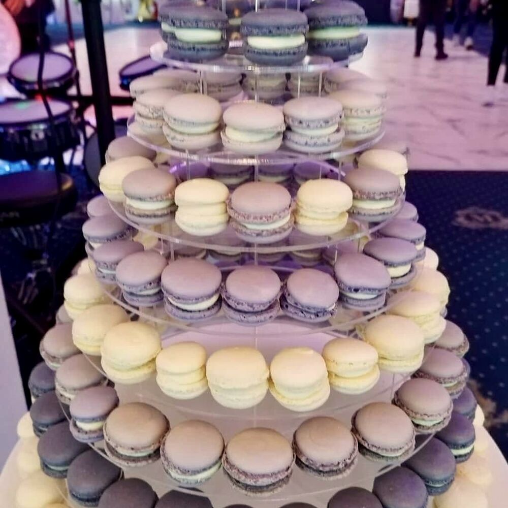 Turn înalt de macarons albe Sweet Tooth